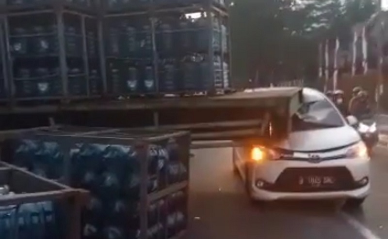 Mobil Tabrak Truk Pengangkut Air Isi Ulang di Kalibata, Galon-Galon Berserakan di Jalan