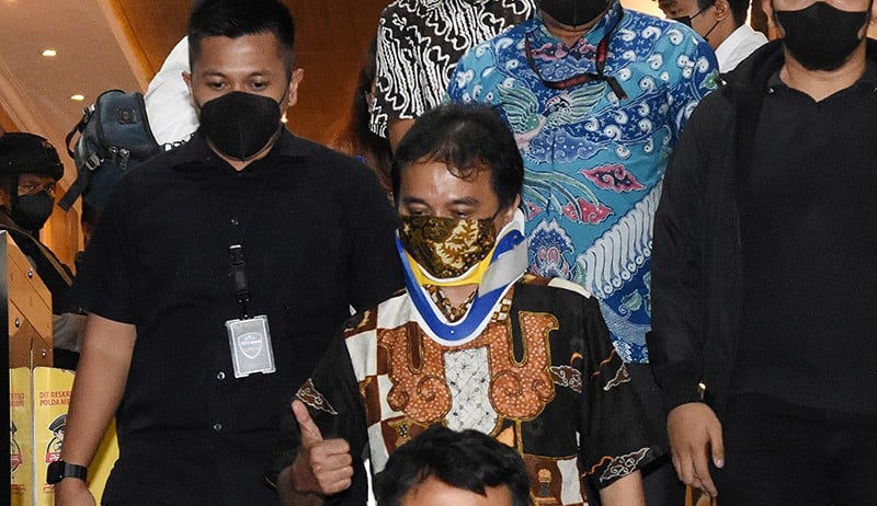 Masih Gunakan Penyangga Leher, Roy Suryo Ditahan Polda Metro Jaya - Bagian 2