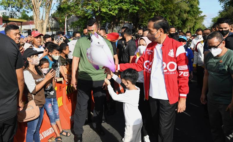 Momen Jokowi Ajak Jan Ethes Jalan Santai di CFD dan Bagikan Balon ke Warga Solo