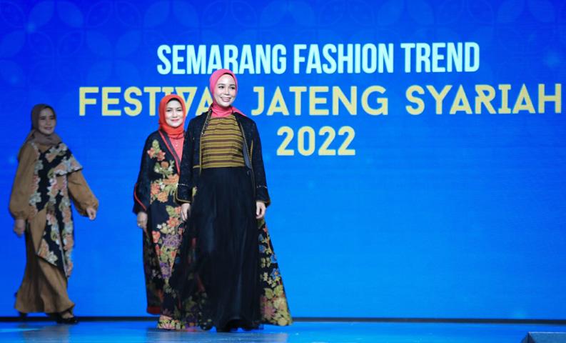 Bak Model, Begini Gaya Istri Ganjar Pranowo di Atas Catwalk Semarang Fashion Trend 2022
