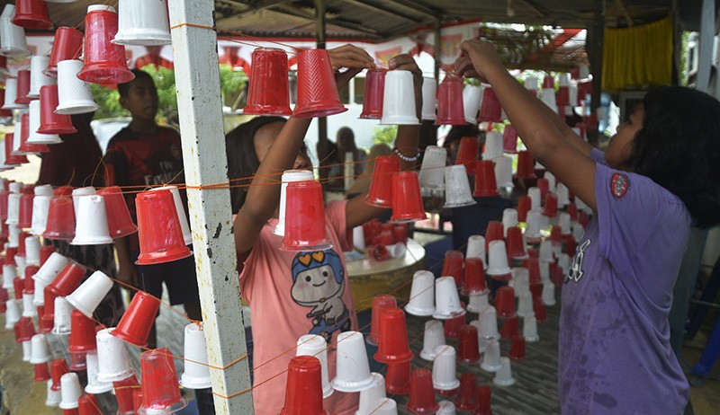 Pernak-pernik Merah Putih Menggunakan Limbah Sampah Plastik - Bagian 1