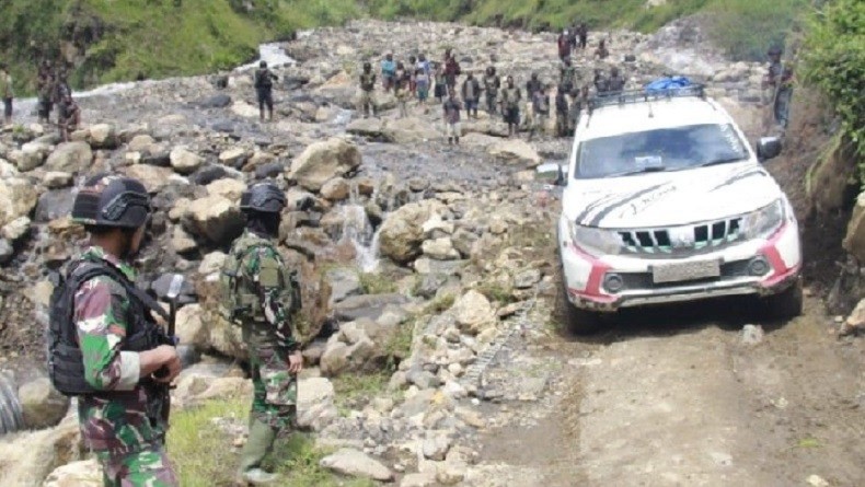 Jalan di Mbua Papua Terputus Diterjang Longsor, Prajurit Yonif Raider 321/GT Turun Tangan