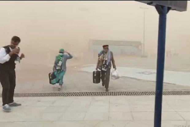 title Badai Pasir Terjang Bandara Madinah, Alhamdulillah Jemaah Indonesia Aman Badai Pasir Terjang Bandara Madinah, Alhamdulillah Jemaah Indonesia Aman