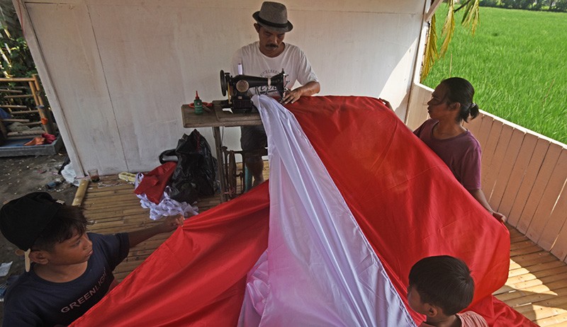 Melihat Proses Menjahit Bendera Merah Putih Raksasa Ukuran 50 Meter - Bagian 2