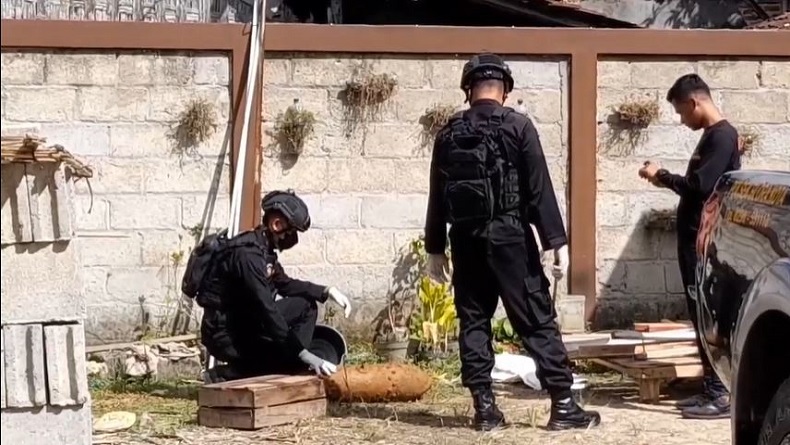title Tim Jihandak Musnahkan Benda diduga Bom Pesawat yang Ditemukan di Blora Tim Jihandak Musnahkan Benda diduga Bom Pesawat yang Ditemukan di Blora
