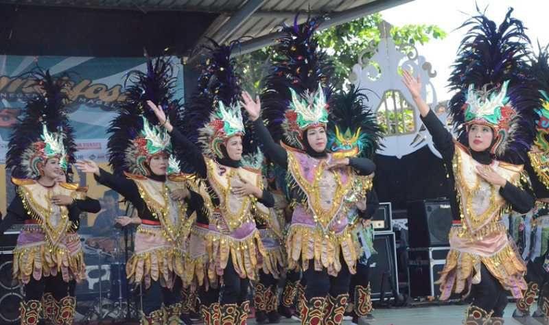  Rayakan HUT Sekolah, Puluhan Guru dan Karyawan SMA Menari Kolosal di Hadapan Siswa