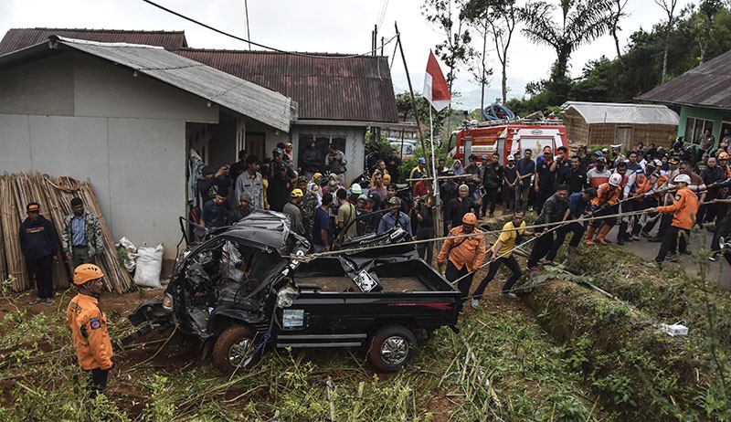 Penampakan Mobil Bak Bawa 17 Penumpang Masuk Jurang di Ciamis, 7 Orang Tewas - Bagian 3