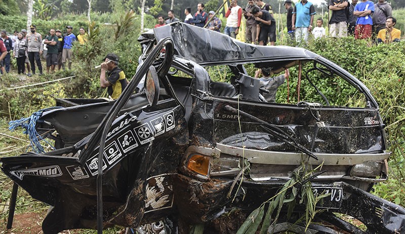 Penampakan Mobil Bak Bawa 17 Penumpang Masuk Jurang di Ciamis, 7 Orang Tewas - Bagian 1