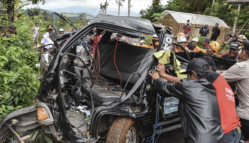 Penampakan Mobil Bak Bawa 17 Penumpang Masuk Jurang di Ciamis, 7 Orang Tewas - Bagian 2