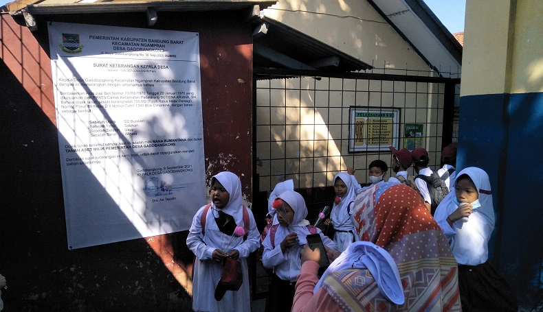 Gerbang Sekolah Dilas Ahli Waris, Siswa SDN Bunisari KBB Tak Bisa Belajar