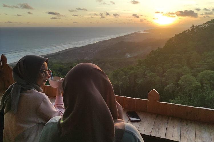 Destinasi Watu Paris Gunungkidul, Tawarkan Eksotisme  Mentari Tenggelam 