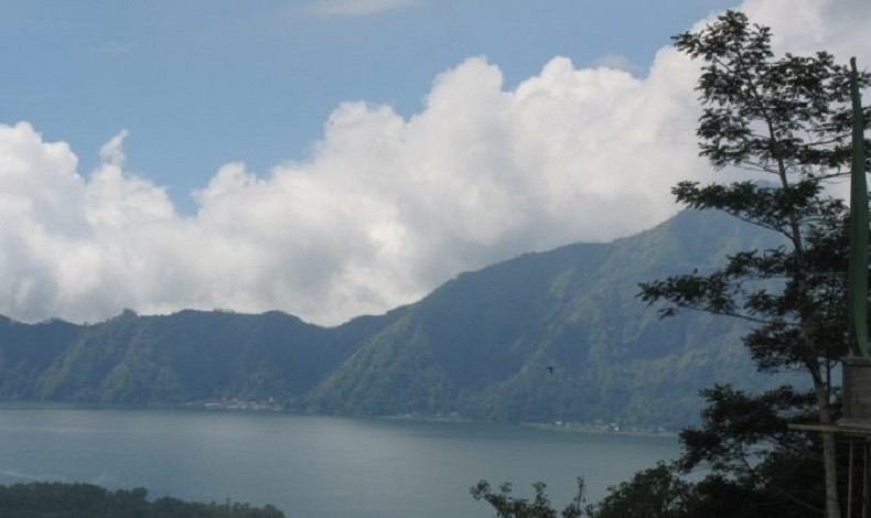 Cerita Kebo Iwa, Sosok Pria Berbadan Raksasa di Balik Mitos Terciptanya Danau Batur Bali