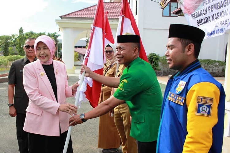 Dukung Program Kemendagri, Noormiliyani Bagikan 7.777 Bendera Merah Putih