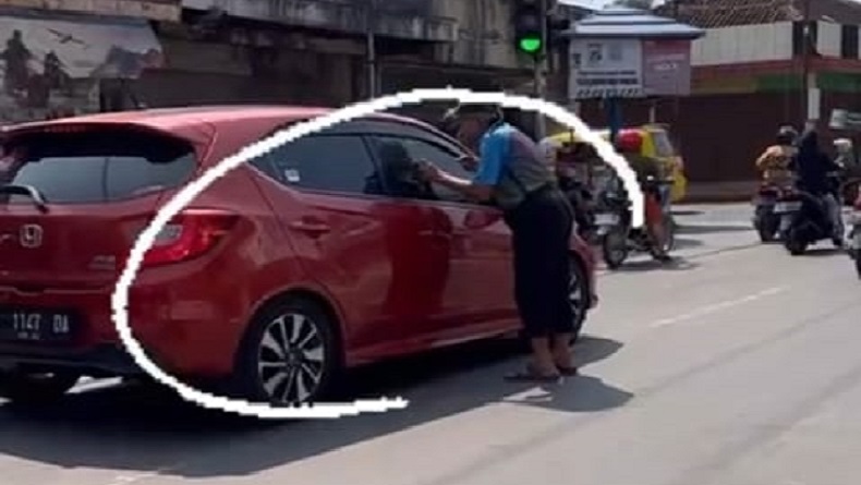 Viral! Kakek Pengemis di Indramayu Pukul Kaca Mobil, Pengendara Resah 