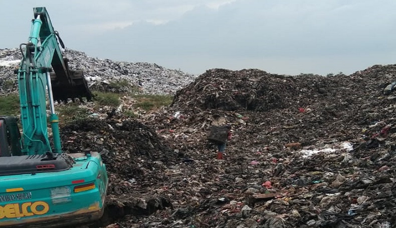 Overload, Sampah di TPA Jalupang Karawang Menggunung hingga 15 Meter