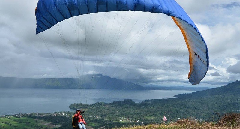 Pesona Bukit Mandi Angin di Lampung, Wisata Paralayang dengan View Danau dan Pegunungan 