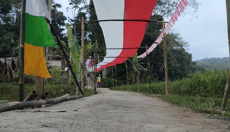 Luar Biasa, Bendera Merah Putih 80 Meter Dibentangkan di Cikembar Sukabumi