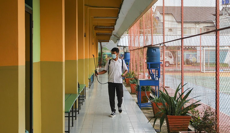 Penyemprotan Cairan Disinfektan di SMAN 113 Jakarta Usai Tatap Muka - Bagian 3