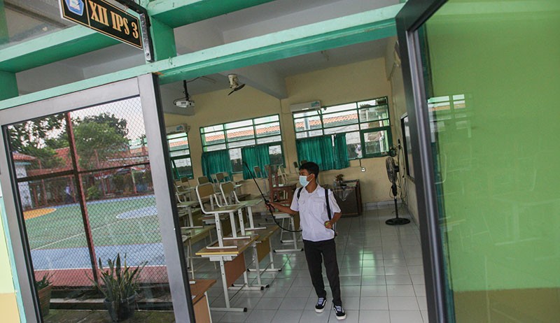Penyemprotan Cairan Disinfektan di SMAN 113 Jakarta Usai Tatap Muka - Bagian 1
