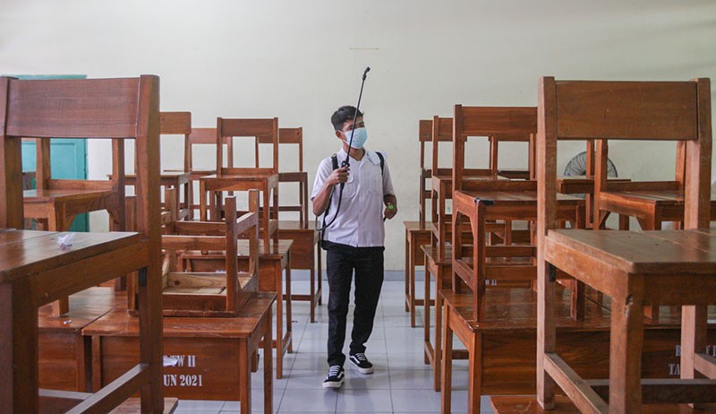 Penyemprotan Cairan Disinfektan di SMAN 113 Jakarta Usai Tatap Muka - Bagian 2