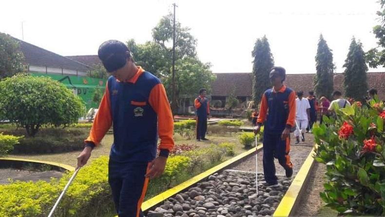 HUT Kemerdekaan RI, Penyandang Tunanetra di Temanggung Lomba Adu Cepat Berjalan