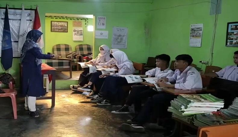 Miris, Siswa SMP PGRI 6 Kota Bandung Belajar di Ruangan Sempit Eks Perpustakan