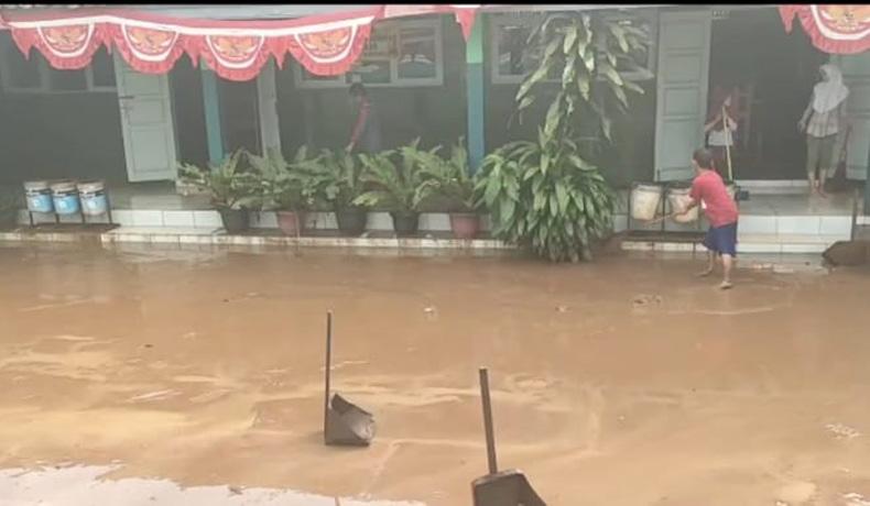 Banjir Terjang Wanareja Cilacap, Sekolah Terendam Lumpur dan Ruko Rusak Parah