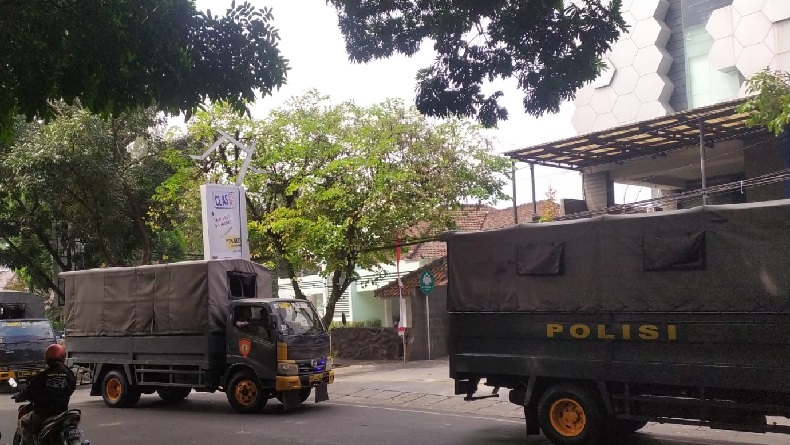 Ribuan Bobotoh Demo, Aparat Kepolisian Jaga Ketat Graha Persib Bandung