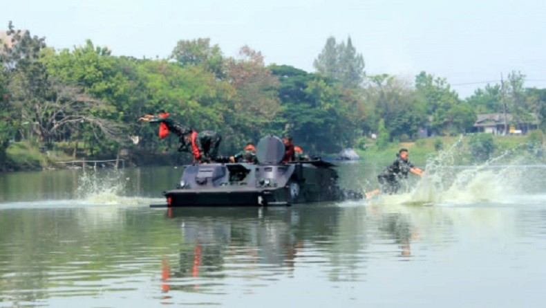 Marinir Berlompatan Selamatkan Diri saat Panser Amfibi Akan Tenggelam setelah Hantam Karang