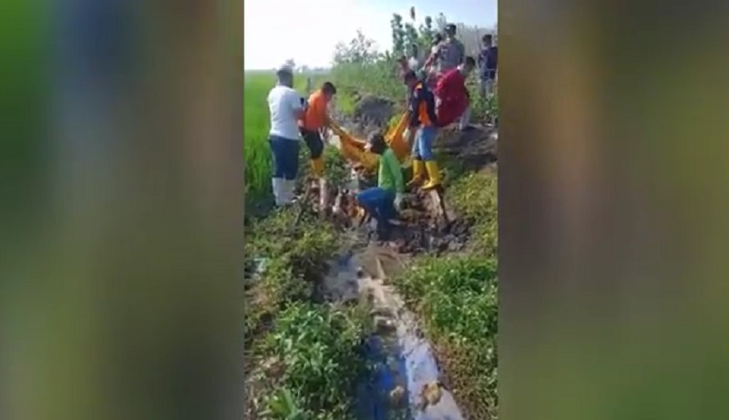 Mayat dalam Terpal Saluran Air Gegerkan Warga Jombang