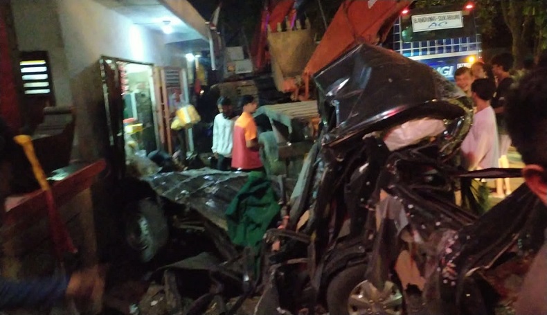 Ngeri, Truk Tabrak Mobil dan Motor lalu Hantam Warung di Gekbrong Cianjur