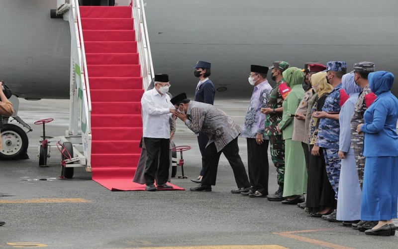 Tiba di Kalsel, Tangan Wapres Ma'ruf Amin Langsung Dicium Gubernur Sahbirin
