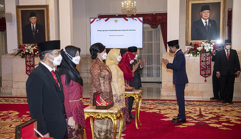 Anugerah Tanda Kehormatan bagi Tenaga Kesehatan yang Gugur Menangani COVID-19  - Bagian 1