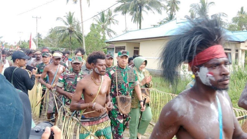 Pangdam XVII/Cenderawasih Diberikan Tongkat Adat dari Tokoh Masyarakat Mimika Papua