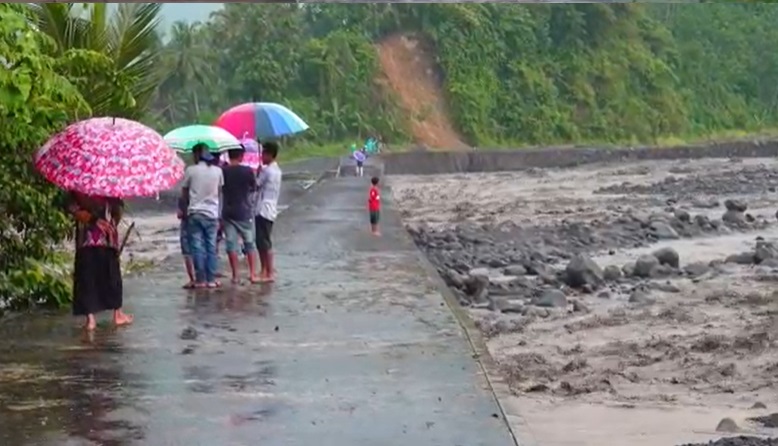 Banjir Lahar Dingin Terjang Lumajang, Jembatan Putus Warga Satu Dusun Terisolasi 