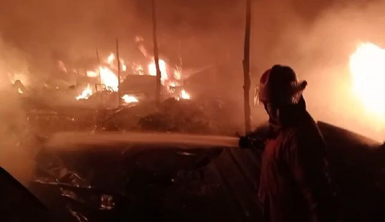 title Gudang Limbah Pabrik Sepatu Sukalarang Sukabumi Terbakar Hebat, 1 Jam Baru Padam Gudang Limbah Pabrik Sepatu Sukalarang Sukabumi Terbakar Hebat, 1 Jam Baru Padam