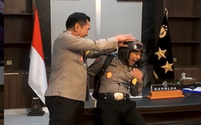 Bikin Kaget, Kapolda NTB Tiba-Tiba Tabok Kepala Pak Bhabin Sambil Tertawa Terbahak-bahak