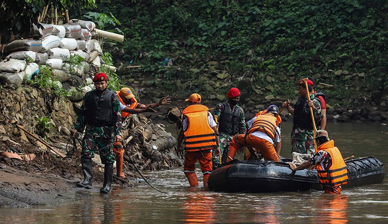 Warga Binaan dan Prajurit Kopassus Ikuti Lomba Bersihkan Sungai Ciliwung - Bagian 1