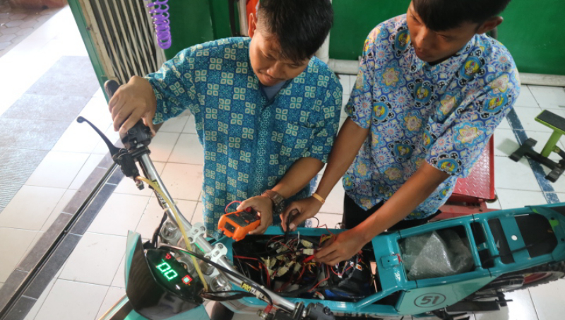 title Siswa SMK Nasional Malang Sukses Bikin Motor Trail Listrik, Ini Penampakannya Siswa SMK Nasional Malang Sukses Bikin Motor Trail Listrik, Ini Penampakannya