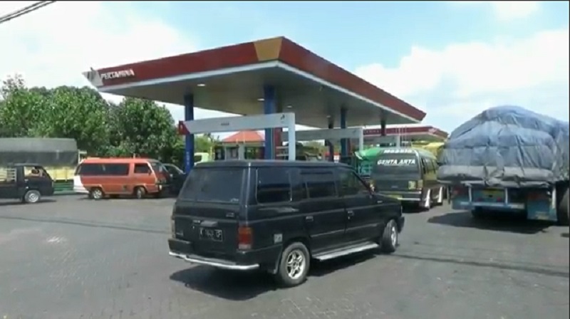 Solar di Tuban Langka, Sopir Truk Terpaksa Nginap di SPBU 