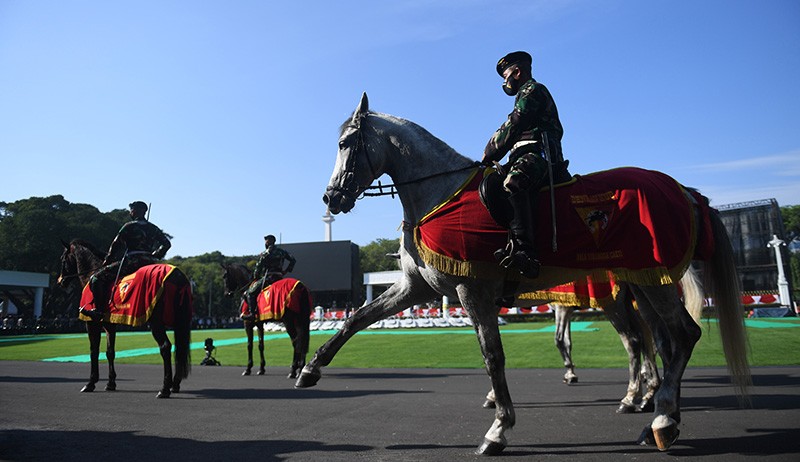 Pesawat Tempur F16 Membentuk Formasi 77 di Langit Terlihat dari Istana Merdeka - Bagian 2