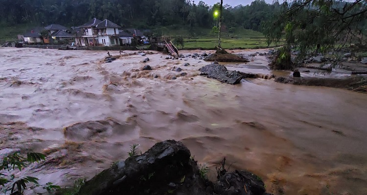 3 Jembatan Darurat di Banjarwangi Garut Hanyut Imbas Meluapnya Sungai Cikaengan