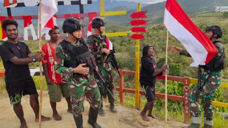 title Pemasangan Bendera Merah Putih, TNI Turun ke Jalan dan Datangi Rumah Warga  Pemasangan Bendera Merah Putih, TNI Turun ke Jalan dan Datangi Rumah Warga