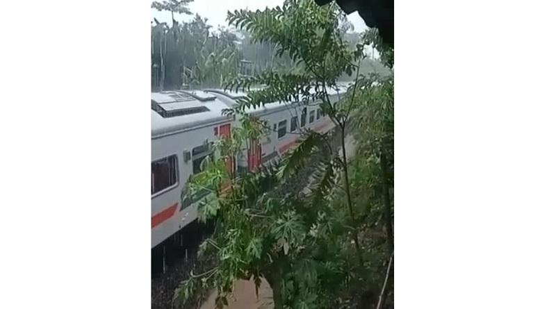 Jalur Rel di Jalan Kalioso-Salem Tergenang Air, 3 Perjalanan KA Terlambat