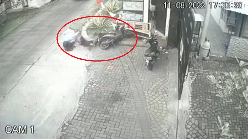 Viral Video 2 ABG di Cisarua KBB Terlempar dari Motor, Diduga akibat Rem Blong