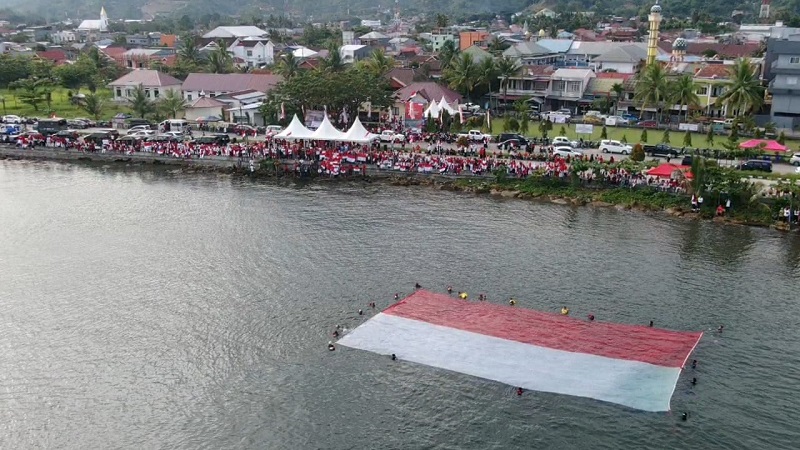 Pertama di Indonesia, Bendera Merah Putih Raksasa Dikibarkan di Teluk Mamuju