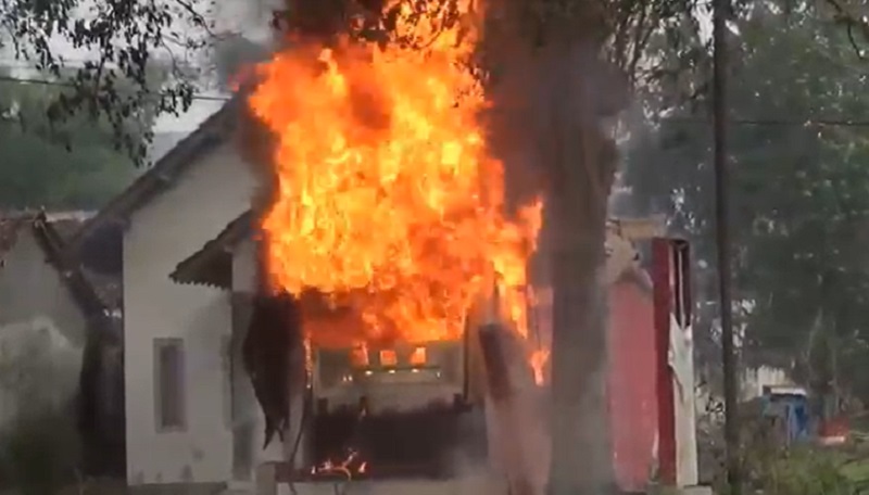 Pom Bensin Mini di Jember Meledak dan Terbakar Hebat, Seorang Pekerja Terluka 