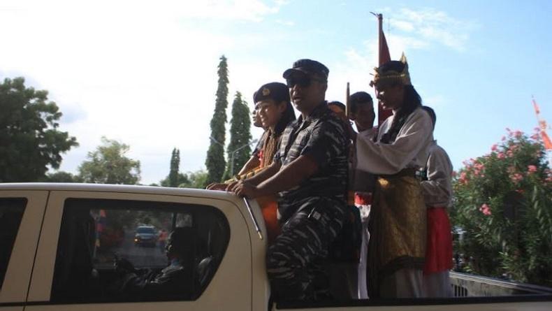 Serda Jeni Elvis Kause, Anggota TNI AL Juara Dunia Pencak Silat Diarak Keliling Maumere