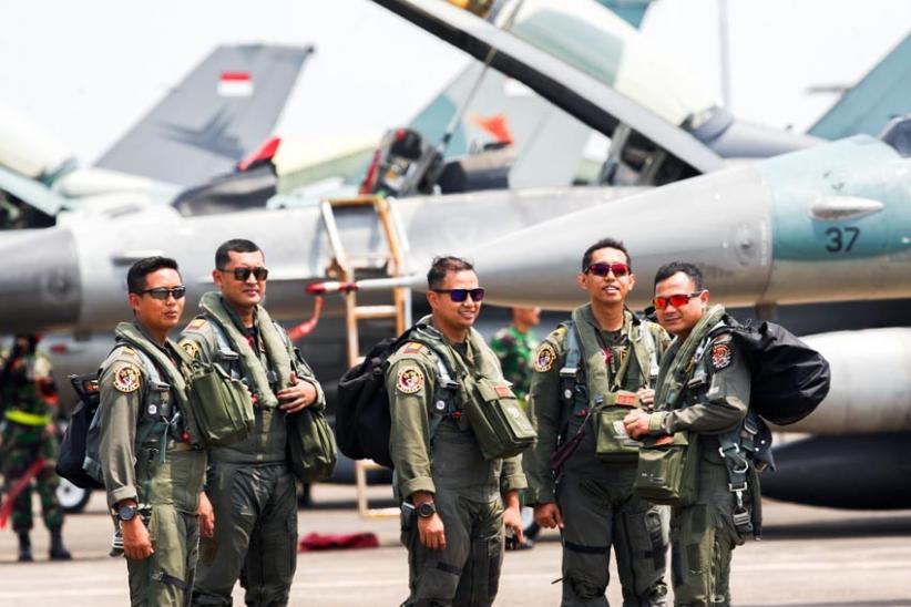 Potret Gladi Kotor Flypast Pesawat F-16 TNI AU Jelang HUT Ke-77 RI  - Bagian 6