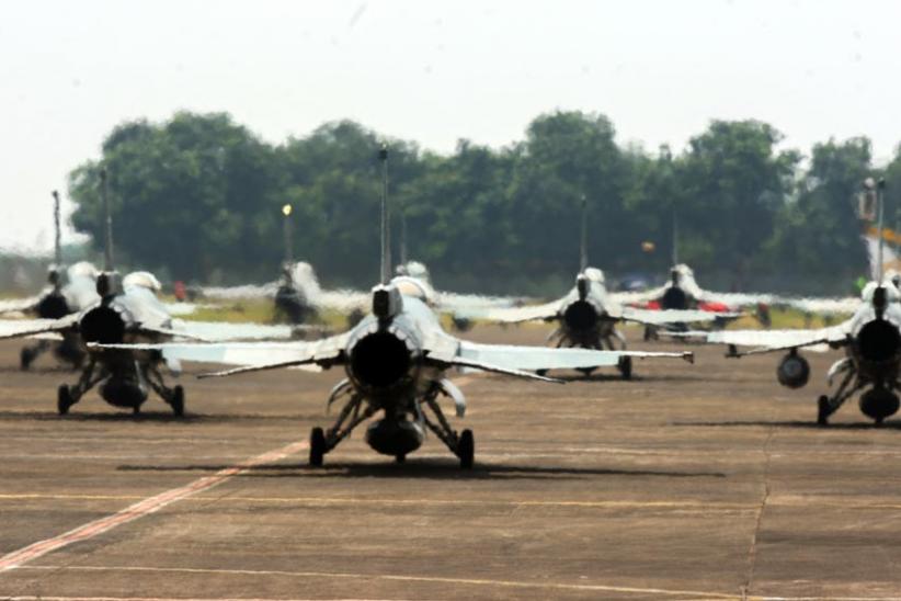 Potret Gladi Kotor Flypast Pesawat F-16 TNI AU Jelang HUT Ke-77 RI  - Bagian 5